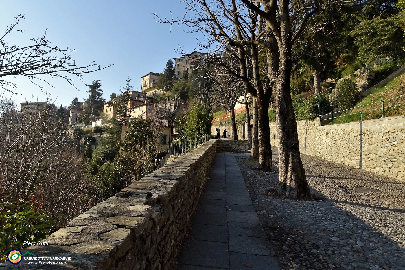 58 La stradetta acciottolata San Vigilio-Colle Aperto.JPG
